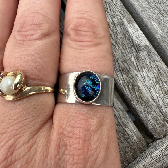 Handcrafted sterling silver and dichroic glass cabochon ring - Picture 3 of 10